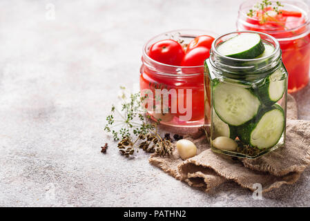 Sortiment von eingelegtem Gemüse in Gläsern Stockfoto