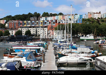 Die bunten Reihenhäuser von Cliftonwood ab Bristol Schwimmenden Hafen gesehen Stockfoto