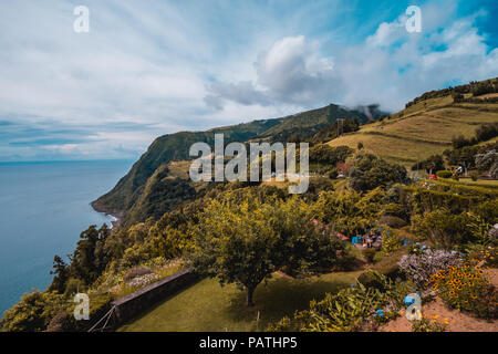 Ponta do Sossego ist ein viepoint in Nordeste auf der Insel Sao Miguel, Azoren befindet. Der süd-östlichen Küste ist wunderschön mit dramatischen Landschaft. Stockfoto