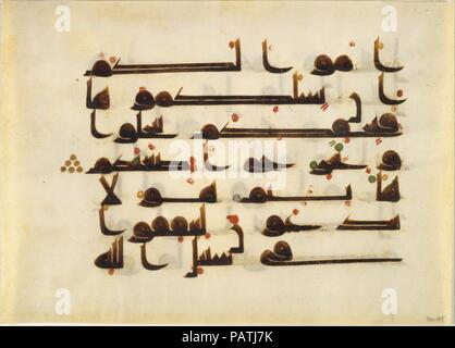 Folio aus der Koran Manuskript. Abmessungen: H.13 cm. (33.32 cm) W. 9 3/8 in. (23,8 cm). Datum: Ende 9./Anfang 10. Jahrhundert. Wie viele frühe Koran Folianten, dieses ist auf Pergament in schwarzer Tinte mit einem breiten - nibbed Rohrfeder geschrieben. Die horizontal lang gestreckte Briefe hier gesehen sind charakteristisch für die frühen kufischer Qur'ans auf Pergament, und werden gedacht, um eine Antwort auf die rechteckigen Seite Format zu sein. Die kantige Script wird von der Rundheit von mehreren Buchstaben, die wie große schwarze Punkte schauen moderiert, ihre innere Leere Räume beinahe zu einem Needlepoint reduziert. Rote und grüne Punkte zeigen die Vokal Stockfoto