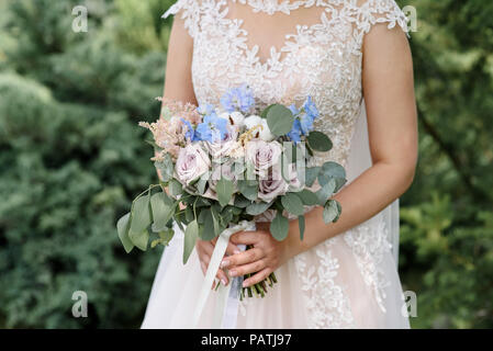 Baumwolle und Rosen in einer Wedding Bouquet. Stockfoto