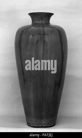 Vase. Kultur: China. Abmessungen: H.11 cm. (30,2 cm). Museum: Metropolitan Museum of Art, New York, USA. Stockfoto