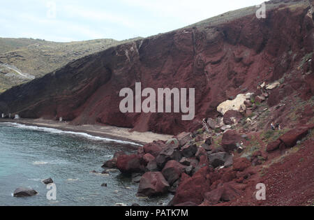 Red Rocks von Santorini Stockfoto