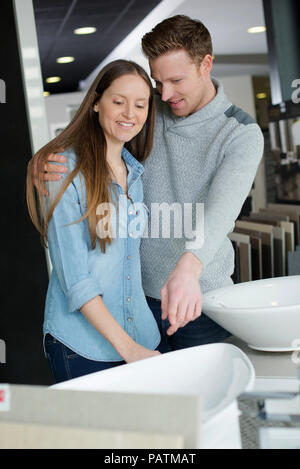 Frau und Mann in der Sanitärtechnik Möbelhaus suche Waschbecken Stockfoto