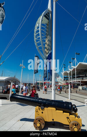 Portsmouth Hampshire England Juli 23, 2018 alte Kanone auf Gunwharf Quays, den Spinnaker Tower Stockfoto