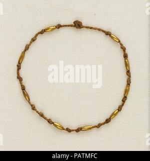 Armband mit Ästen und barrel Perlen. Abmessungen: Durchm. Ca. 4 cm (1 9/16 in.). Dynastie: Späte Dynastie 21. Datum: Ca. 1000-945 v. Chr.. Neun gold barrel Perlen, in Gruppen von zwei oder drei Knoten getrennt, haben in Abständen entlang dieses Armband aus 2-lagigem leinene Schnur aufgereiht worden. Es wurde gefunden, zusammen mit vier anderen, um den rechten Henettawy's Handgelenk. Museum: Metropolitan Museum of Art, New York, USA. Stockfoto