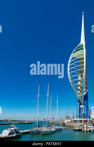 Portsmouth Hampshire England Juli 23, 2018 Yachten in der Nähe von Gunwharf Quays und dem Spinnaker Tower günstig Stockfoto