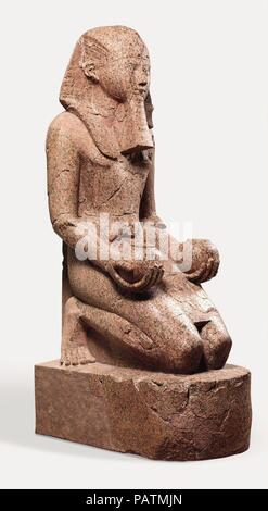 Große Kniende Figur der Hatschepsut. Abmessungen: H 261,5 cm (102 15/16 in.); W. 80 cm (31 1/2 in.); D. 137 cm (53 15/16 in.). Dynastie: Dynasty 18. Herrschaft: gemeinsame Herrschaft von Hatschepsut und Thutmosis III. Datum: Ca. 1479-1458 v. Chr.. Auf der oberen Terrasse der Tempel der Hatschepsut in Deir el-Bahri, das zentrale Heiligtum war dem Gott Amun-Re, deren wichtigsten Ort der Anbetung war Karnak Tempel, über den Nil gelegen, am östlichen Ufer des Flusses. Während ein jährliches Festival, genannt die Schöne Fest des Tales, das Bild Gottes war über den Fluss auf die West Bank transportiert. Durchführung der Stockfoto