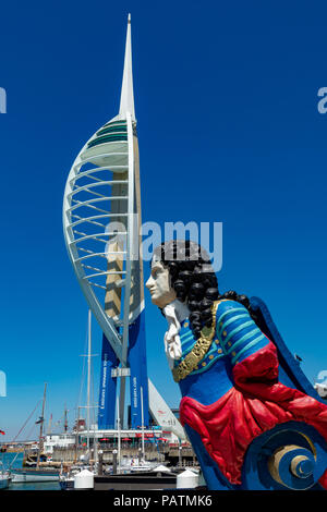 Portsmouth Hampshire England Juli 23, 2018 Spinnaker Tower mit dem HMS-Marlbourough Galionsfigur im Vordergrund. Stockfoto