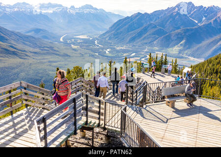 Touristen genießen die Aussicht vom Gipfel Boardwalk auf Schwefel Berg in den Rocky Mountains, Banff, Alberta, Kanada Stockfoto