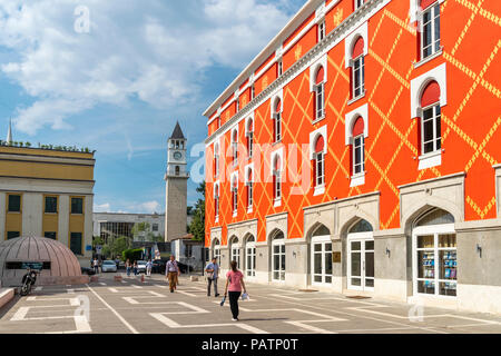 Die frisch lackiert Ministerium für Landwirtschaft am Rande der Skanderbeg Square im Zentrum von Tirana, Albanien, Stockfoto