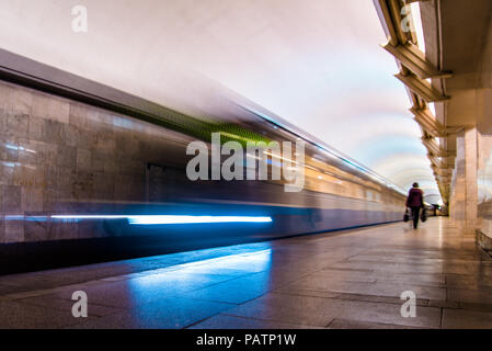 U-Bahn U-Bahn am Bahnhof ankommen. Motion Unschärfe Wirkung Stockfoto