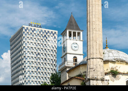 Drei der Tirana Wahrzeichen - Der Et'Hem Bey Moschee, der Clock Tower und dem Plaza Hotel von Skanderbeg Square Tirana, Albanien, Stockfoto