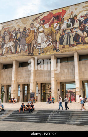 Das Mosaik Wandbild über dem Eingang in das nationale historische Museum am Skanderbeg-Platz, Tirana, Albanien Stockfoto