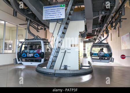 Der dajti Ekspres Seilbahn, die Fahrgäste befördert, auf den Berg Dajti Nationalpark am Rande von Tirana, Albanien, Stockfoto