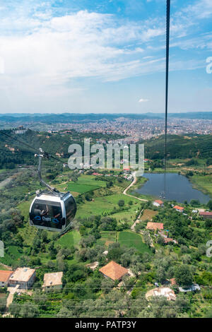 Der dajti Ekspres Seilbahn, die Fahrgäste befördert, auf den Berg Dajti Nationalpark am Rande von Tirana, Albanien, Stockfoto