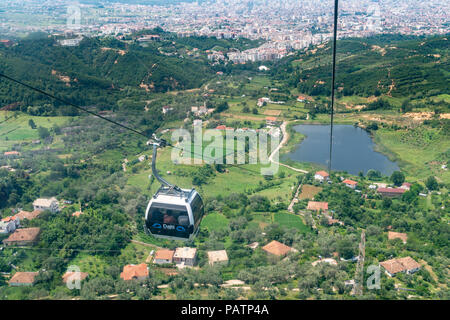 Der dajti Ekspres Seilbahn, die Fahrgäste befördert, auf den Berg Dajti Nationalpark am Rande von Tirana, Albanien, Stockfoto