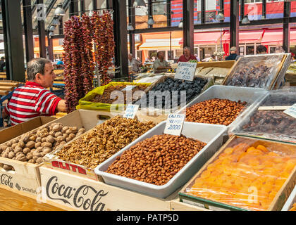 Abschaltdruck Verkauf von Nüssen und Trockenfrüchten in der neu renovierten Pazari i Ri, neue Basar und dem Central Market, in Tirana, Albanien, Stockfoto