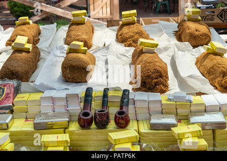 Abschaltdruck Verkauf von Tabak und zugehörige Produkte in der pazari i Ri, neue Basar und dem Central Market, in Tirana, Albanien, Stockfoto