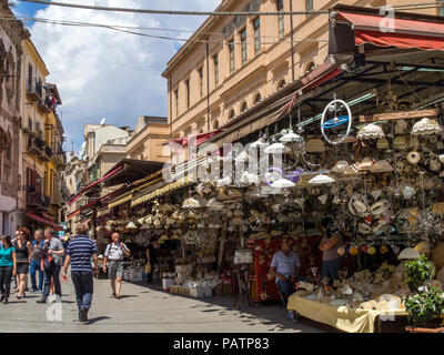 Ein licht Shop am Capo Markt in Palermo. Stockfoto