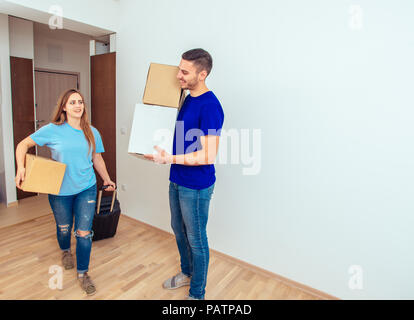 Freundliche Paar zieht in die neue Heimat halten carboard Boxen Stockfoto