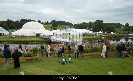 An der RHS Chatsworth Flower Show (die Leute, die durch Exponate, Festzelt, grosser Wintergarten Dome, Fluss & provisorische Brücke) Derbyshire, England, UK Showground. Stockfoto