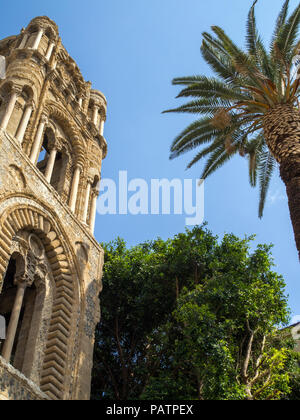 Die Kirche von Santa Maria dell'Ammiraglio, die gemeinhin als Martorana bekannt, an der Piazza Bellini in Palermo. Stockfoto