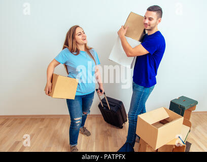 Freundliche Paar zieht in die neue Heimat halten carboard Boxen Stockfoto