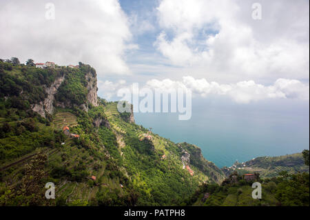 Häuser schmiegen sich an die Klippen von dem Pfad der Götter, ein Wanderweg von Agerola nach Positano an der Amalfi-Küste, Italien. Stockfoto