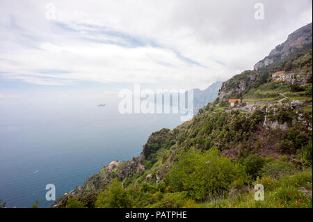 Häuser schmiegen sich an die Klippen von dem Pfad der Götter, ein Wanderweg von Agerola nach Positano an der Amalfi-Küste, Italien. Stockfoto