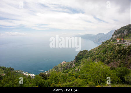 Häuser schmiegen sich an die Klippen von dem Pfad der Götter, ein Wanderweg von Agerola nach Positano an der Amalfi-Küste, Italien. Stockfoto