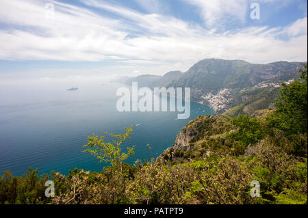 Der Blick in Richtung Capri von dem Pfad der Götter, ein Wanderweg von Agerola nach Positano an der Amalfiküste Stockfoto