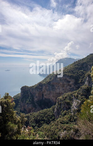 Der Blick in Richtung Capri von dem Pfad der Götter, ein Wanderweg von Agerola nach Positano an der Amalfi-Küste. Stockfoto