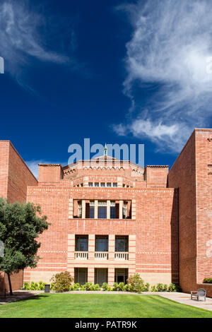 LOS ANGELES, CA/USA - OKTOBER 4, 2014: Powell Bibliothek auf dem Campus der UCLA. Stockfoto