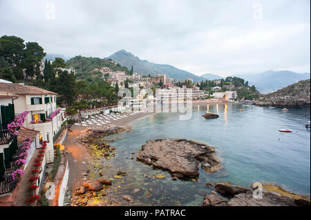 Villa Sant'Andrea, ein Luxushotel flankierende eine Bucht unterhalb von Taormina, Sizilien, die 1830 als private Villa erbaut wurde. Stockfoto