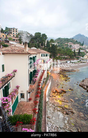 Villa Sant'Andrea, ein Luxushotel flankierende eine Bucht unterhalb von Taormina, Sizilien, die 1830 als private Villa erbaut wurde. Stockfoto