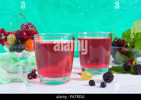 Grütze. Obst vitamin Drink in Glas und Reif frische Beeren auf einem hellen Hintergrund. Stockfoto