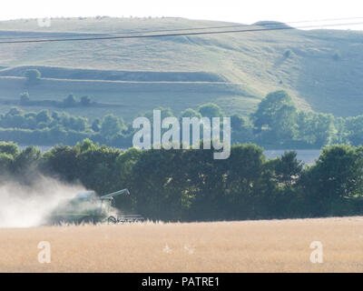 Eine sehr frühe Ernte, Juli, Wiltshire, Mähdrescher Stockfoto