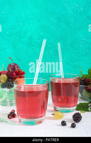 Grütze. Obst vitamin Drink in Glas und Reif frische Beeren auf einem hellen Hintergrund. Vertikale Ansicht Stockfoto