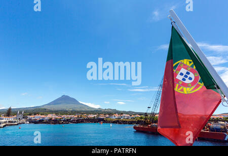 Ansicht der portugiesischen Flagge von der Fähre nach Horta und den Berg Pico hinter, Madalena, Insel Pico, Azoren, Portugal Stockfoto