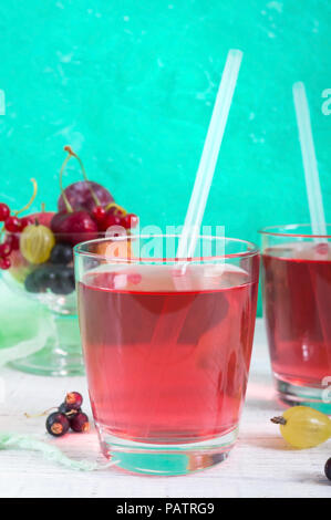 Grütze. Obst vitamin Drink in Glas und Reif frische Beeren auf einem hellen Hintergrund. Vertikale Ansicht Stockfoto