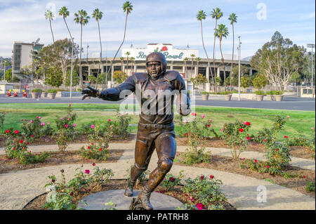PASADENA, CA/USA - Januar 7, 2018: Jackie Robinson Memorial und Rose Bowl. Stockfoto