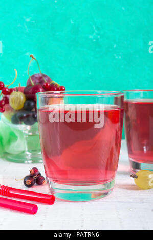 Grütze. Obst vitamin Drink in Glas und Reif frische Beeren auf einem hellen Hintergrund. Vertikale Ansicht Stockfoto
