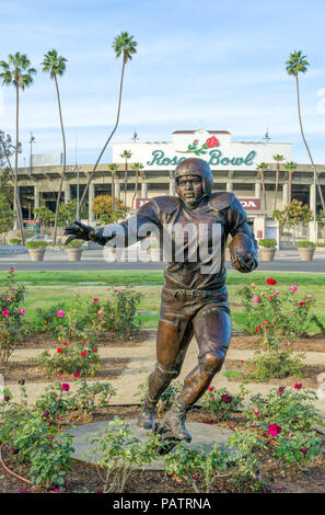 PASADENA, CA/USA - Januar 7, 2018: Jackie Robinson Memorial und Rose Bowl. Stockfoto