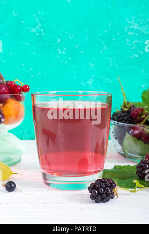 Grütze. Obst vitamin Drink in Glas und Reif frische Beeren auf einem hellen Hintergrund. Vertikale Ansicht Stockfoto