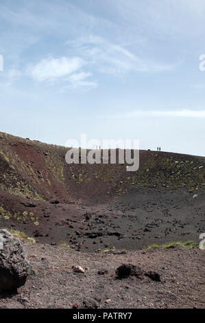 Touristen zu Fuß auf den Rand eines Kraters in der Nähe des Rifugio Sapienza, ein Fahrzeug, das auf den Ätna auf Sizilien. Stockfoto