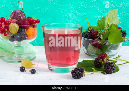 Grütze. Obst vitamin Drink in Glas und Reif frische Beeren auf einem hellen Hintergrund. Stockfoto
