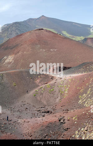 Ein Krater in der Nähe des Rifugio Sapienza, ein Fahrzeug, das auf den Ätna auf Sizilien. Stockfoto