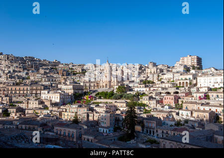 Einen Blick auf St. George Kathedrale und der mittelalterlichen Altstadt von Modica, einem barocken UNESCO Weltkulturerbe Stadt in Sizilien. Stockfoto