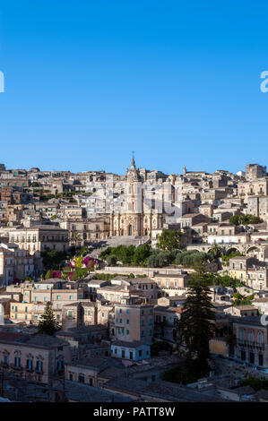 Einen Blick auf St. George Kathedrale und der mittelalterlichen Altstadt von Modica, einem barocken UNESCO Weltkulturerbe Stadt in Sizilien. Stockfoto